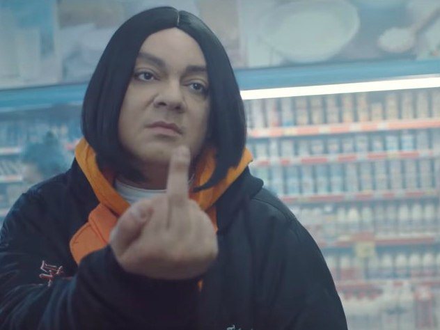 Киркоров показывает средний палец